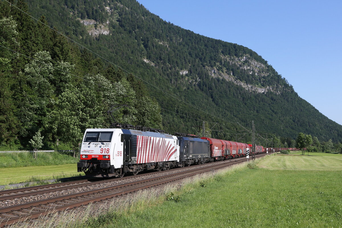 189 918 und 189 932 mit einem gemischten Gterzug aus Mnchen kommend am 14. Juni 22023 bei Niederaudorf.