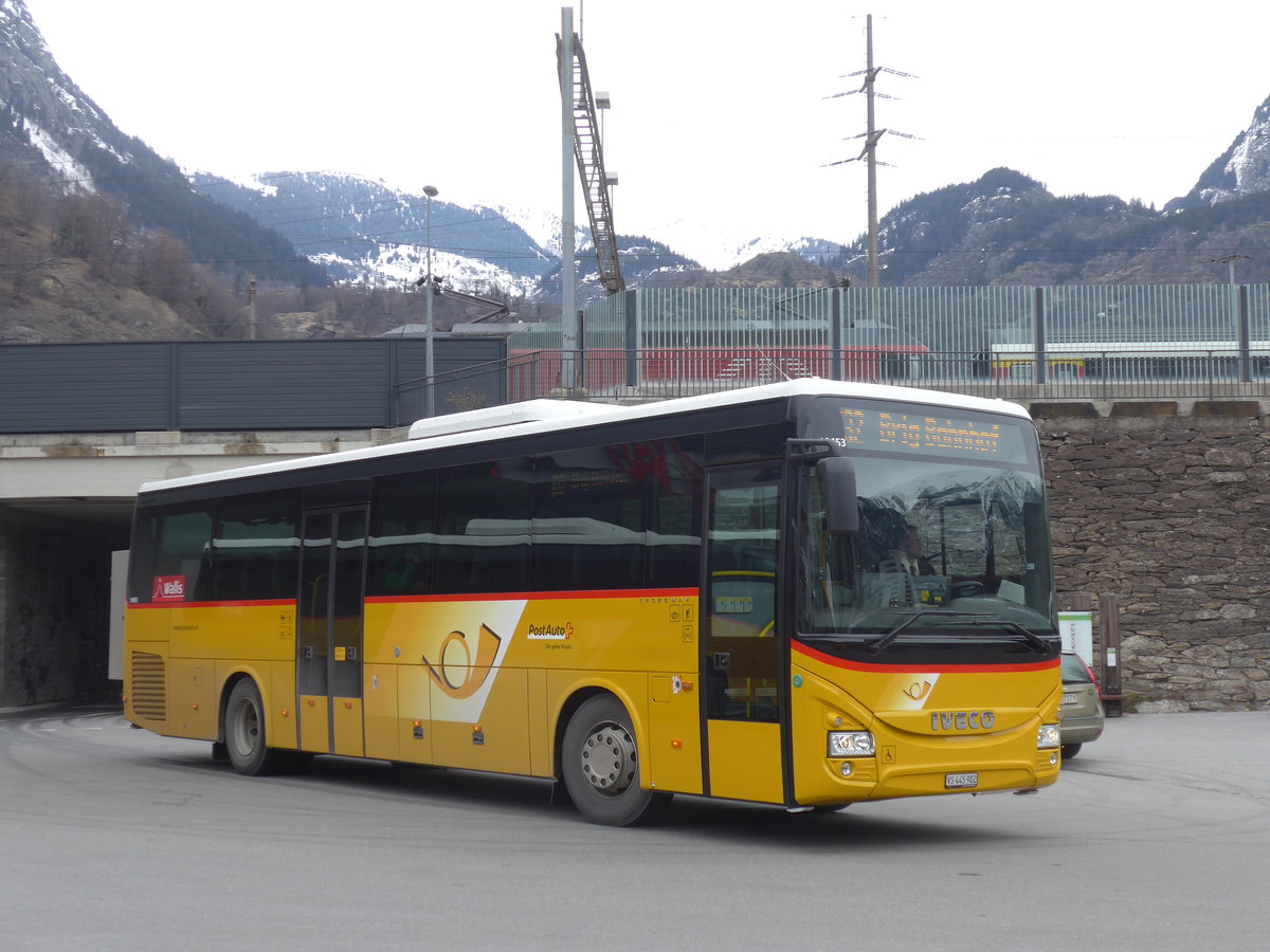 (189'050) - PostAuto Wallis - VS 445'902 - Iveco am 3. Mrz 2018 beim Bahnhof Brig