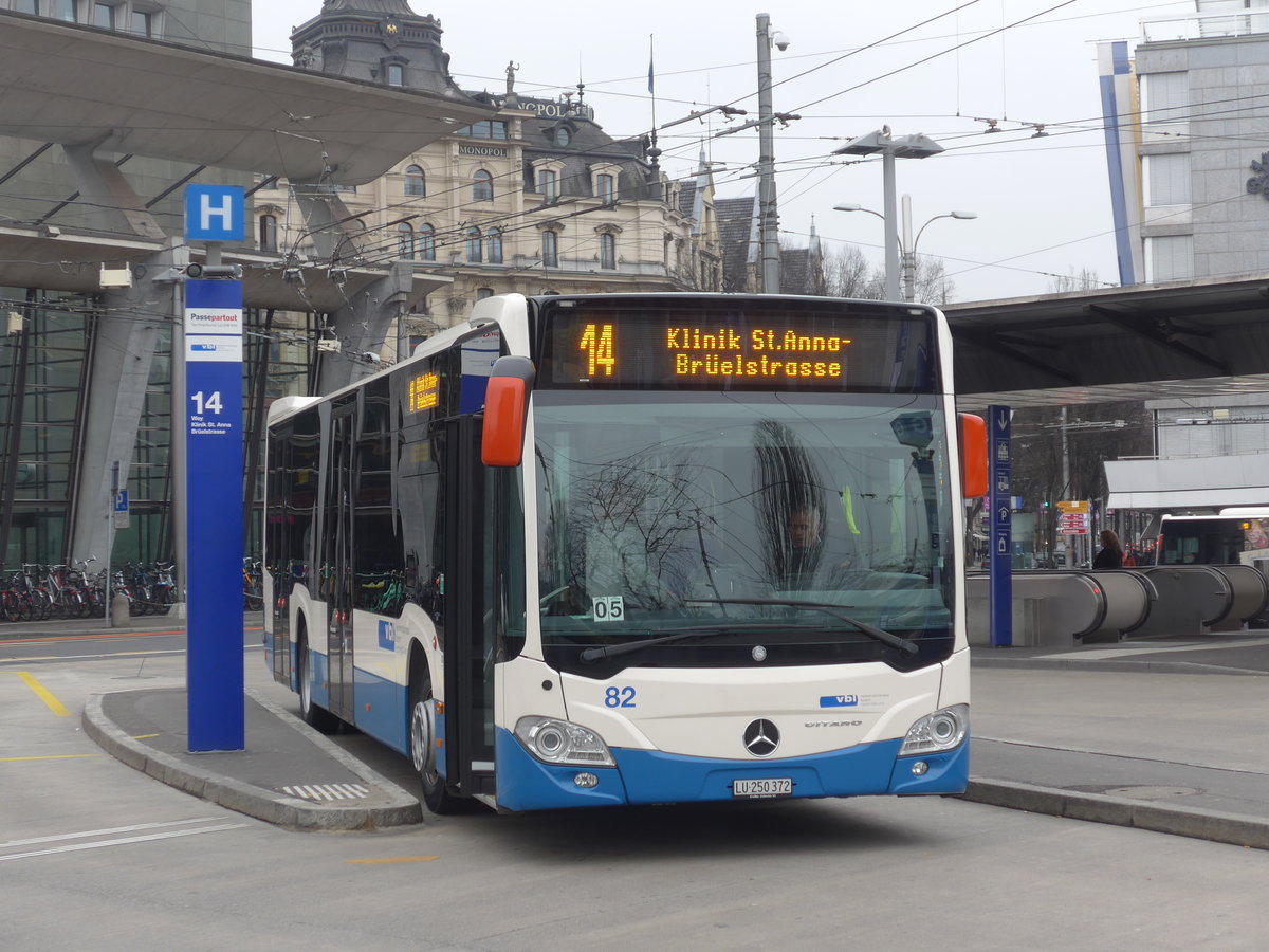 (189'309) - VBL Luzern - Nr. 82/LU 250'372 - Mercedes am 17. Mrz 2018 beim Bahnhof Luzern