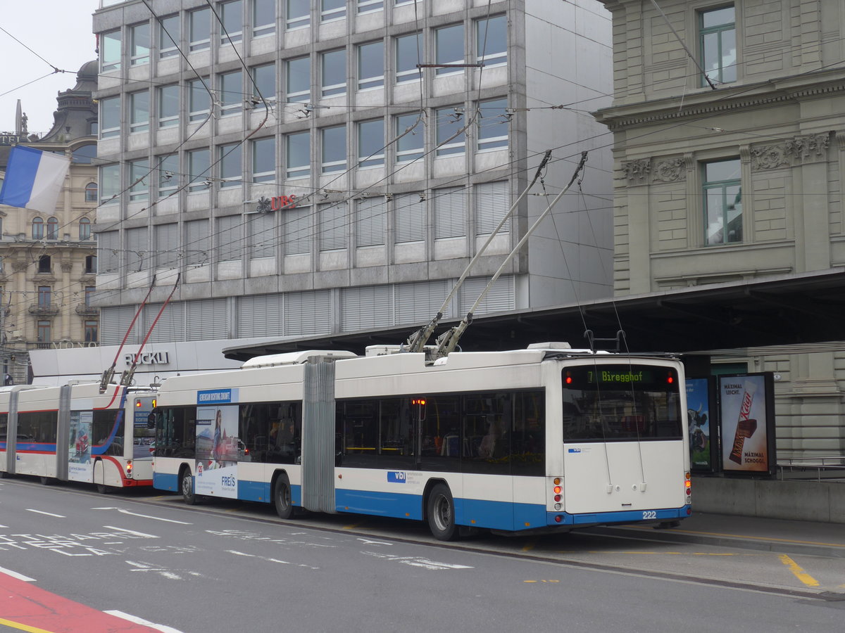 (189'324) - VBL Luzern - Nr. 222 - Hess/Hess Gelenktrolleybus am 17. Mrz 2018 beim Bahnhof Luzern