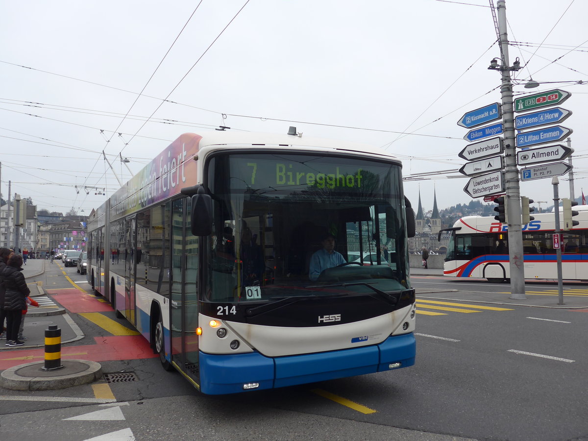 (189'343) - VBL Luzern - Nr. 214 - Hess/Hess Gelenktrolleybus am 17. Mrz 2018 beim Bahnhof Luzern