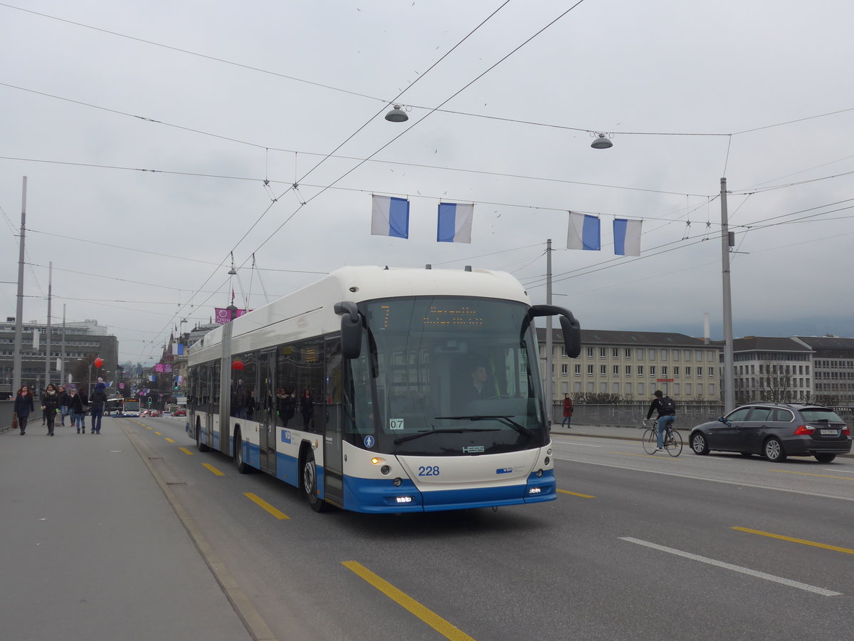 (189'373) - VBL Luzern - Nr. 228 - Hess/Hess Gelenktrolleybus am 17. Mrz 2018 in Luzern, Bahnhofbrcke