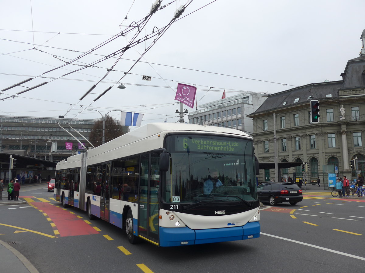 (189'398) - VBL Luzern - Nr. 211 - Hess/Hess Gelenktrolleybus am 17. Mrz 2018 beim Bahnhof Luzern