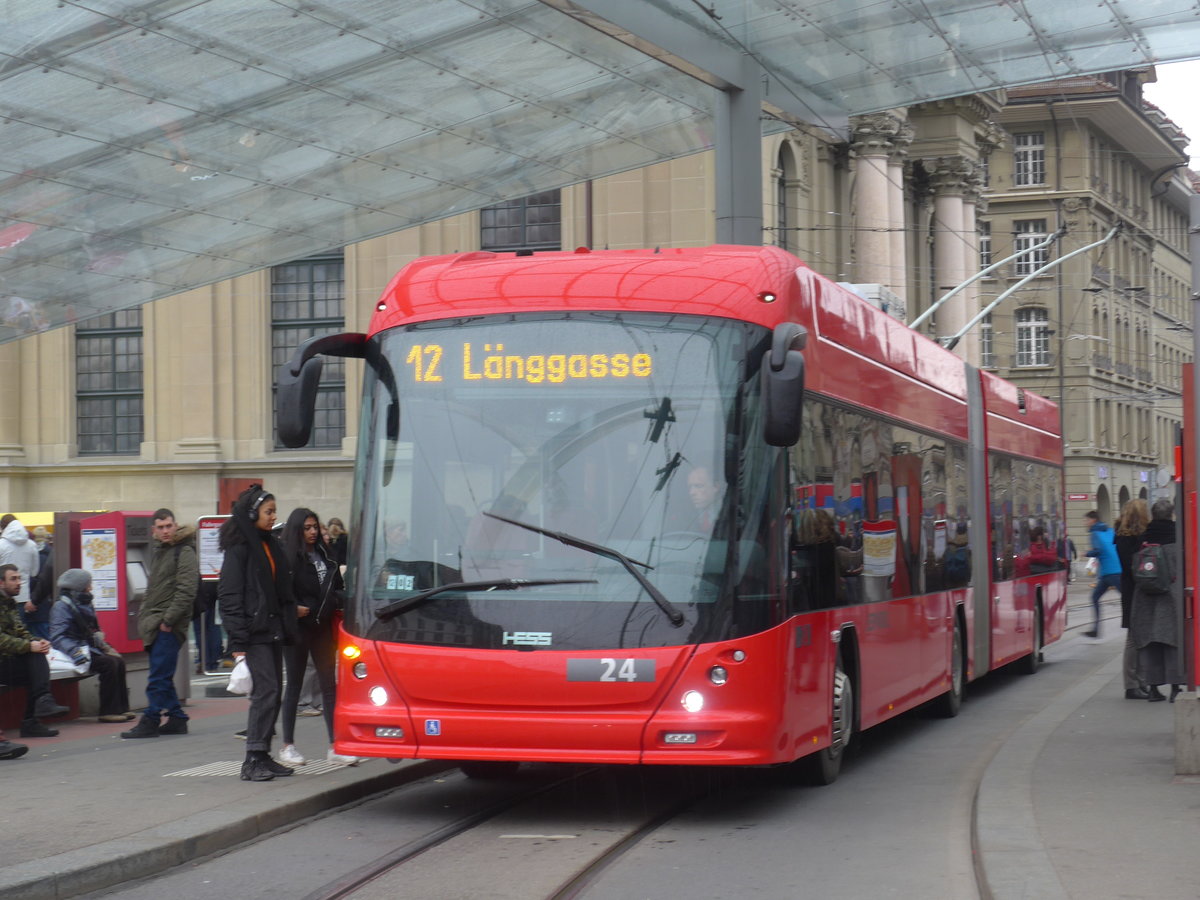 (189'437) - Bernmobil, Bern - Nr. 24 - Hess/Hess Gelenktrolleybus am 17. Mrz 2018 beim Bahnhof Bern