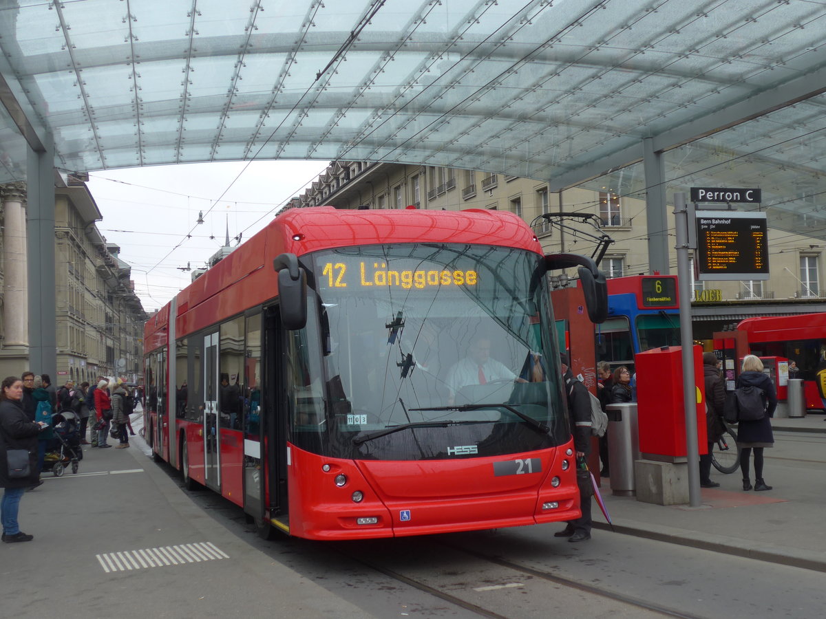 (189'447) - Bernmobil, Bern - Nr. 21 - Hess/Hess Gelenktrolleybus am 17. Mrz 2018 beim Bahnhof Bern