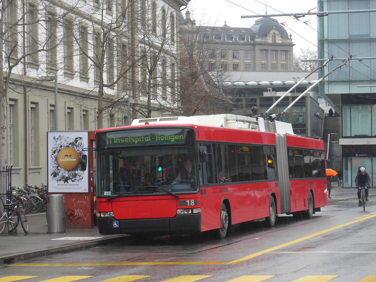 (189'452) - Bernmobil, Bern - Nr. 18 - NAW/Hess Gelenktrolleybus am 17. Mrz 2018 beim Bahnhof Bern