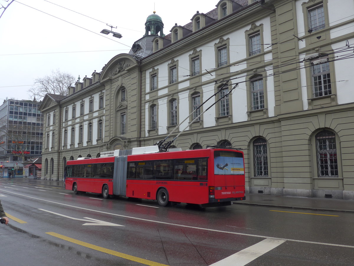 (189'454) - Bernmobil, Bern - Nr. 18 - NAW/Hess Gelenktrolleybus am 17. Mrz 2018 beim Bahnhof Bern