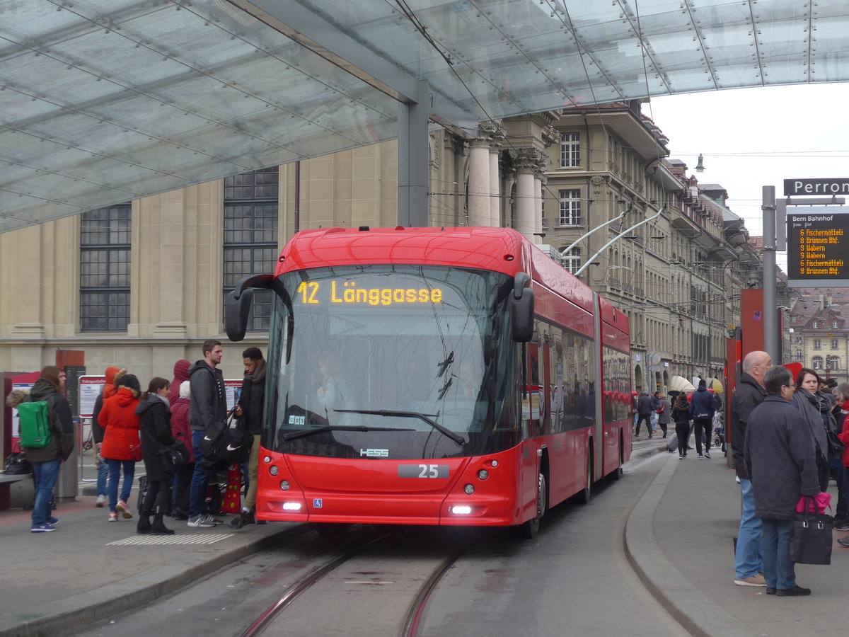 (189'456) - Bernmobil, Bern - Nr. 25 - Hess/Hess Gelenktrolleybus am 17. Mrz 2018 beim Bahnhof Bern
