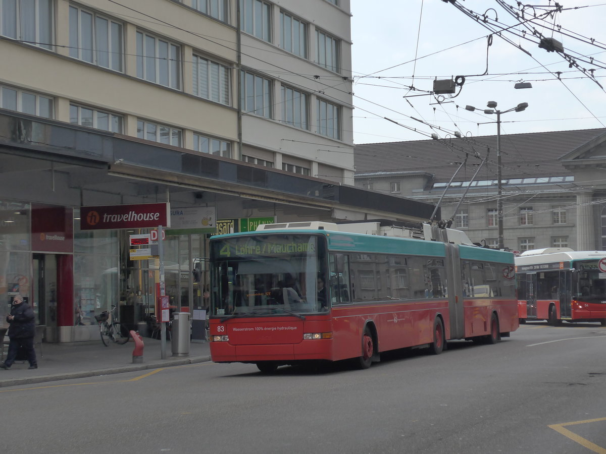(189'620) - VB Biel - Nr. 83 - NAW/Hess Gelenktrolleybus am 26. Mrz 2018 beim Bahnhof Biel