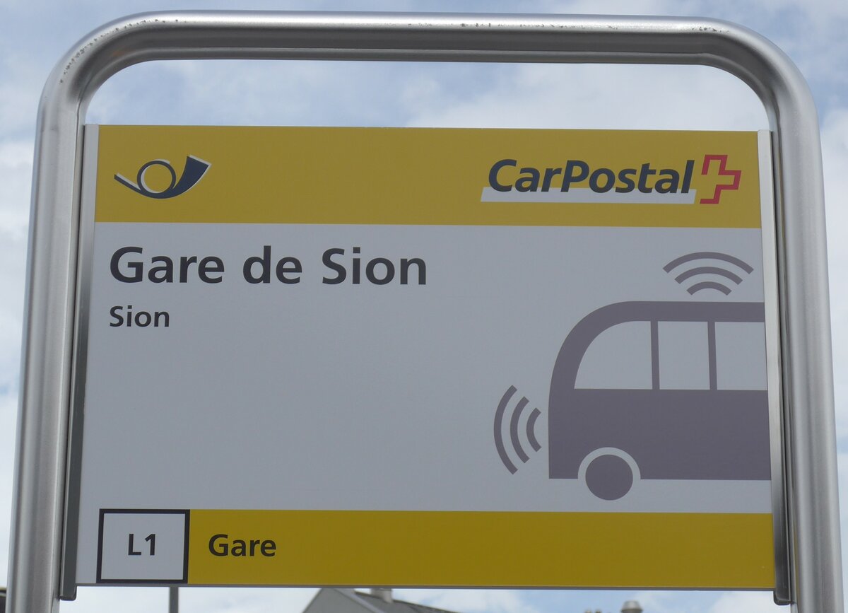 (189'747) - PostAuto-Haltestellenschild - Sion, Gare de Sion - am 30. Mrz 2018