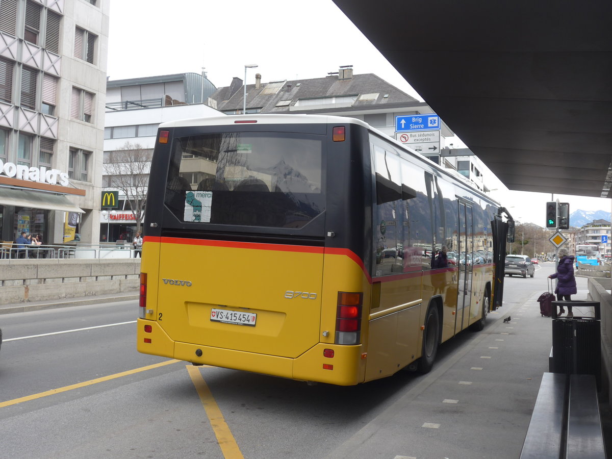 (189'757) - PostAuto Wallis - Nr. 2/VS 415'454 - Volvo am 30. Mrz 2018 beim Bahnhof Sion