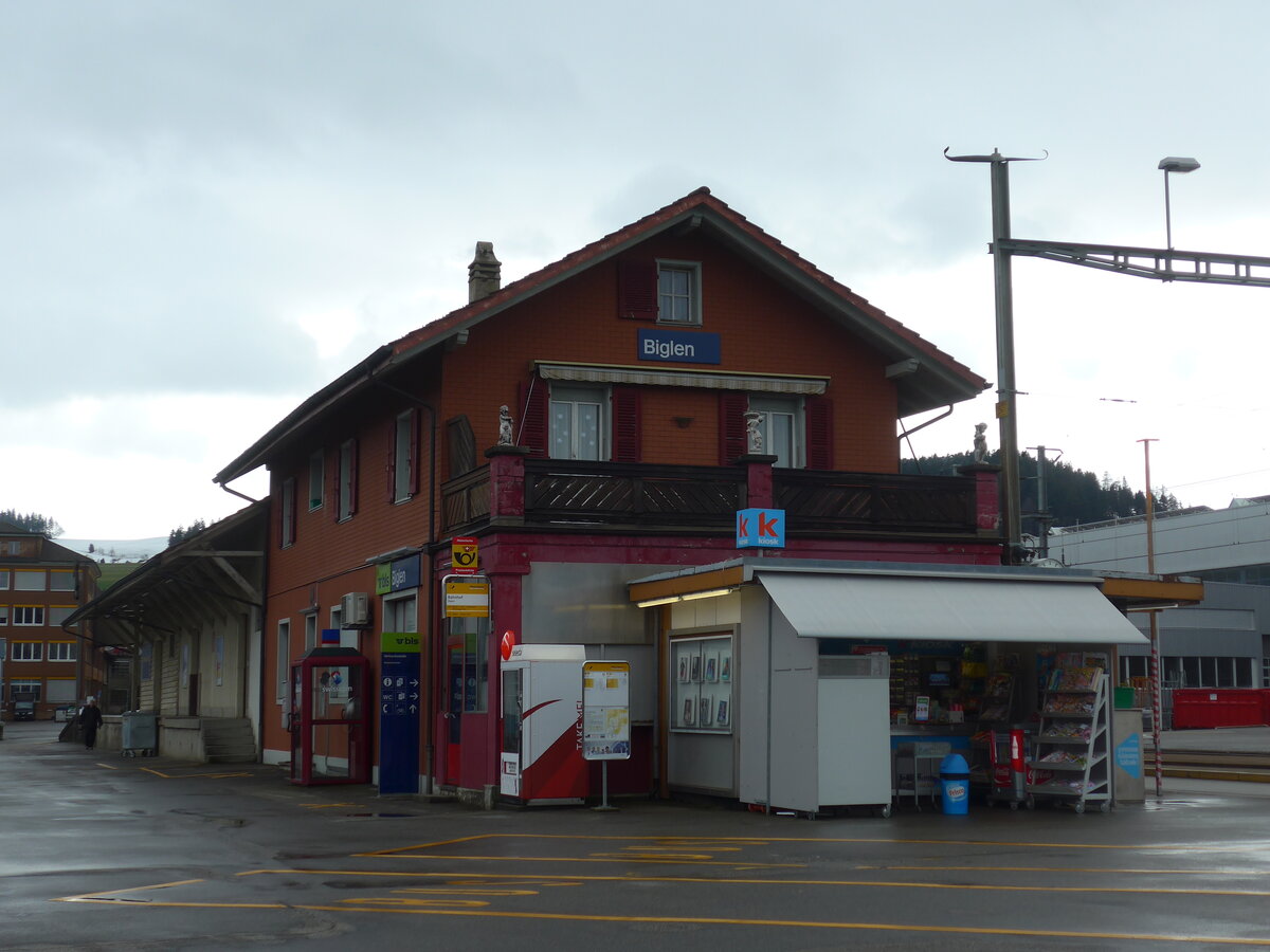 (189'797) - THP/PostAuto-Haltestelle am 1. April 2018 beim Bahnhof Biglen