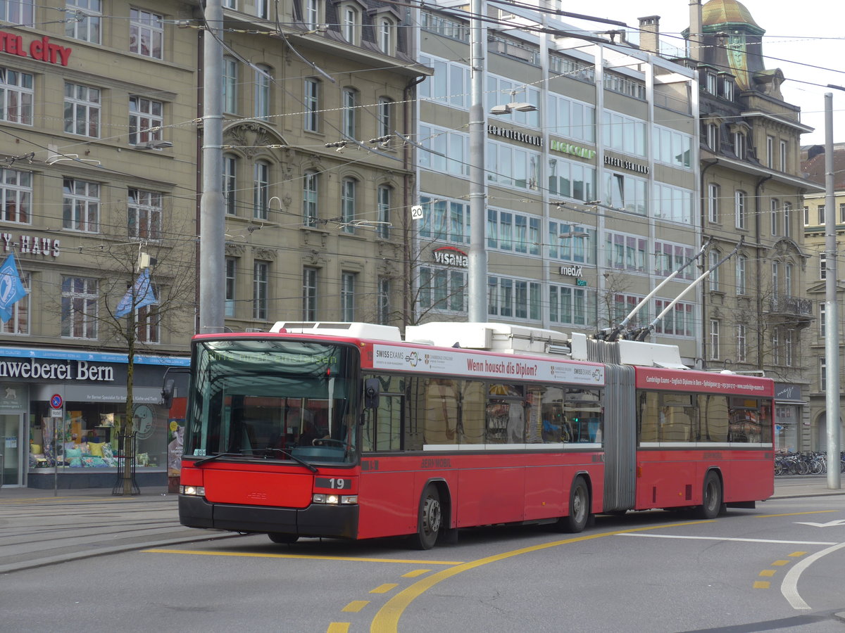 (189'860) - Bernmobil, Bern - Nr. 19 - NAW/Hess Gelenktrolleybus am 2. April 2018 beim Bahnhof Bern