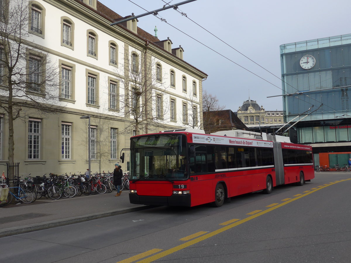 (189'863) - Bernmobil, Bern - Nr. 19 - NAW/Hess Gelenktrolleybus am 2. April 2018 beim Bahnhof Bern