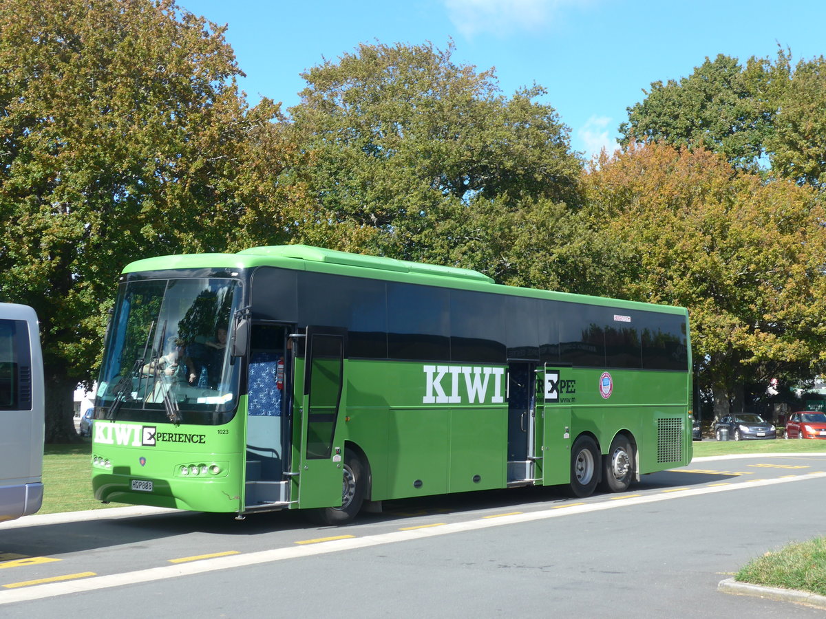 (190'843) - Kiwi Experience - Nr. 1023/HQP808 - Scania/KiwiBus am 22. April 2018 in Matamata 