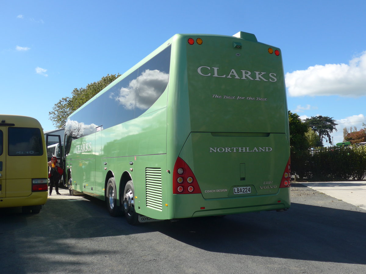 (190'862) - Clarks, Kawakawa - Nr. 150/LBA224 - Volvo/Coach Design am 22. April 2018 in Hinuera, Hobbiton
