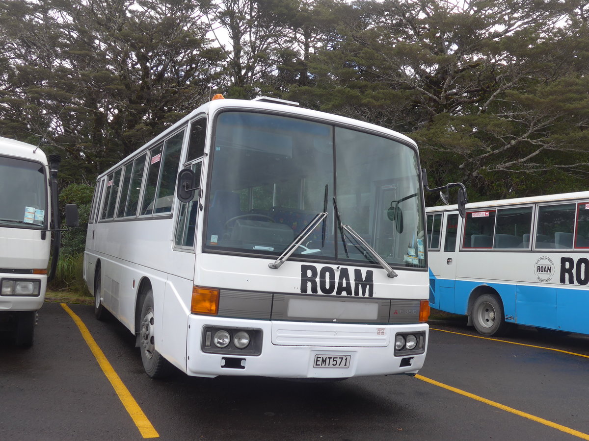 (191'290) - Roam, Tongariro - EMT571 - Mitsubishi am 24. April 2018 in Whakapapa, Bus Parkplatz