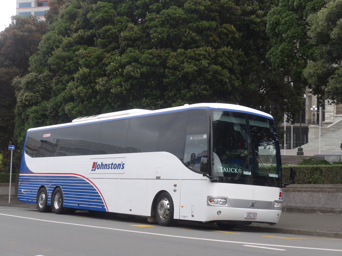 (191'649) - Johnston's, Auckland - Nr. 1267/JCL67 - Volvo/Coach Design am 27. April 2018 beim Bahnhof Wellington