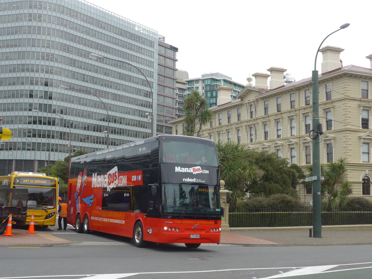 (191'656) - ManaBus, Auckland - Nr. 12/JTC904 - Volvo/KiwiBus am 27. April 2018 beim Bahnhof Wellington