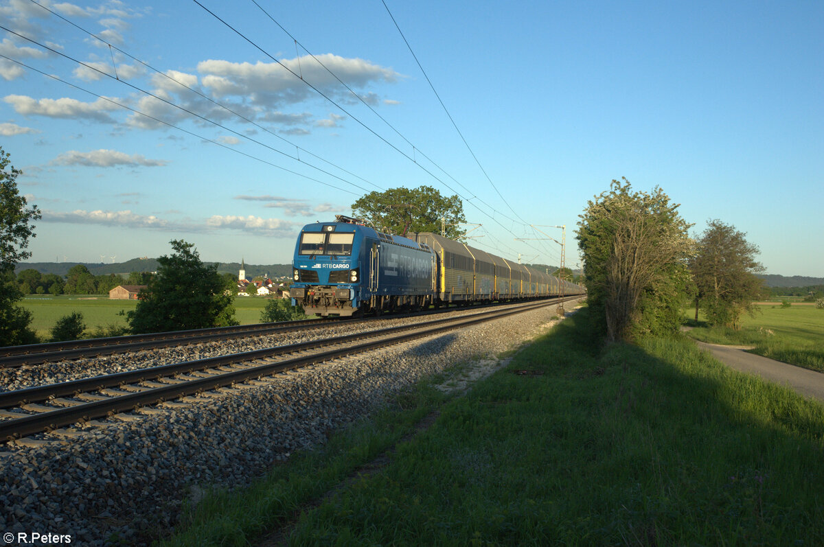 192 061-0 zieht mit einem ARS Altmann bei P�lling. 14.05.24