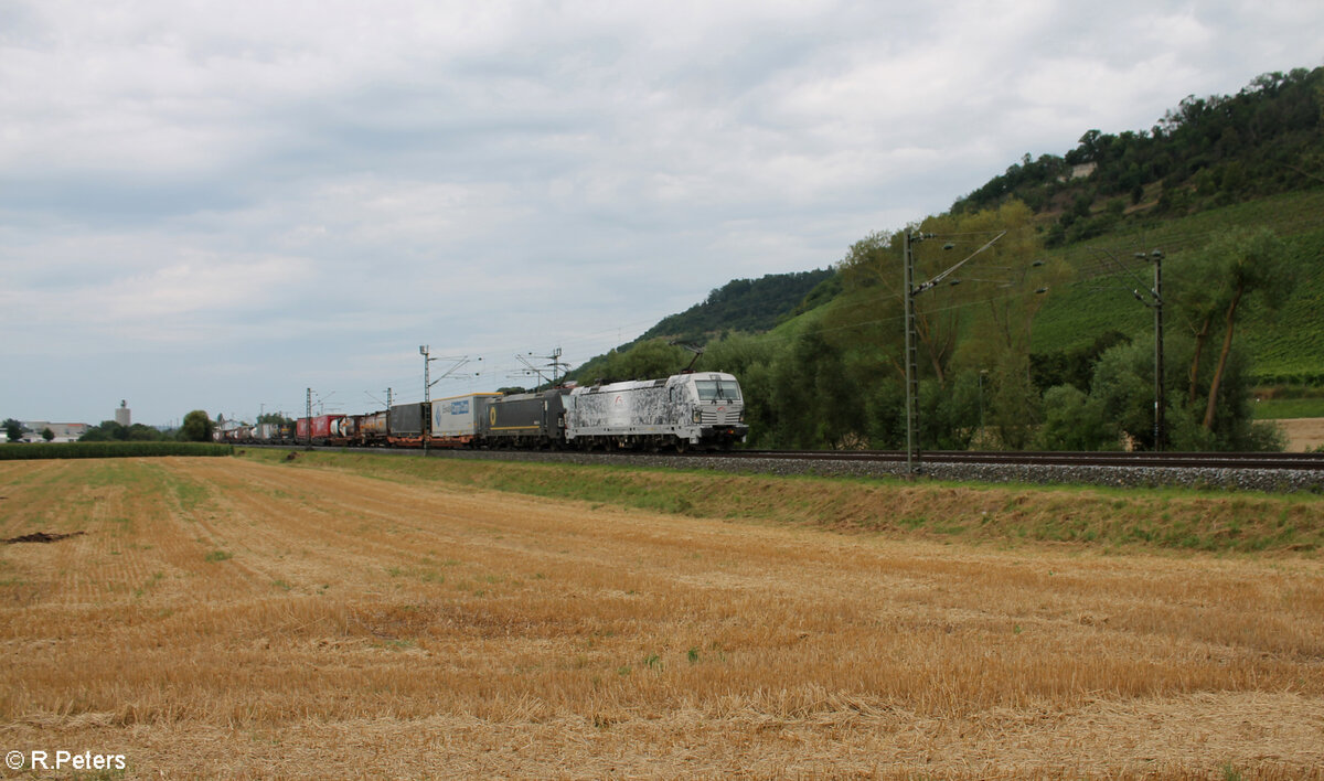 192 997-4 zieht bei Zeil am Main ein Wechselpritschenzug in Richtung Passau. 01.08.24