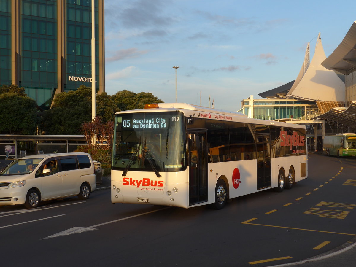 (192'224) - SkyBus, Auckland - Nr. 117/GBH153 - Scania/KiwiBus am 1. Mai 2018 in Auckland, Airport