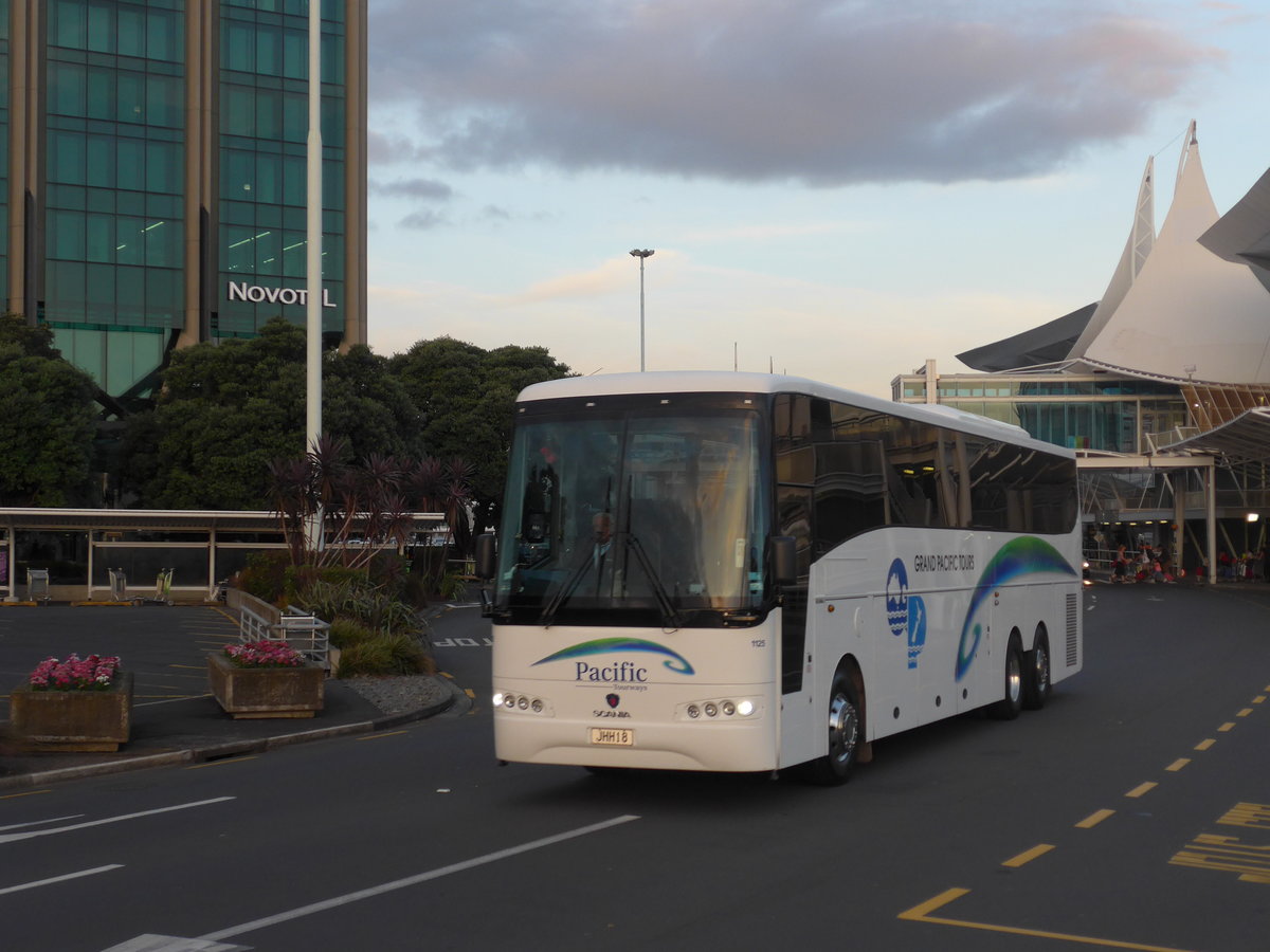 (192'233) - Pacific Tourways, Auckland - Nr. 1125/JHH18 - Scania/KiwiBus am 1. Mai 2018 in Auckland, Airport