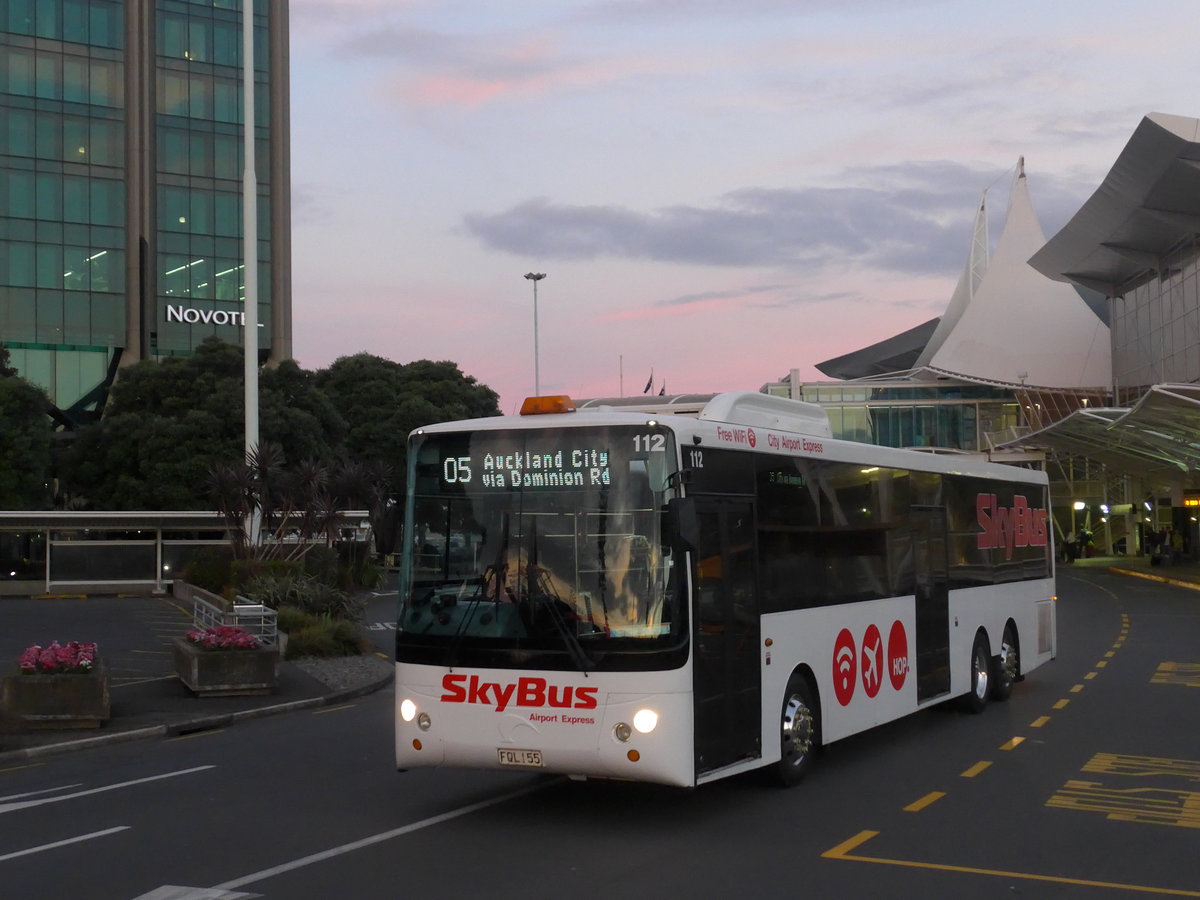 (192'242) - SkyBus, Auckland - Nr. 112/FQL155 - Scania/KiwiBus am 1. Mai 2018 in Auckland, Airport