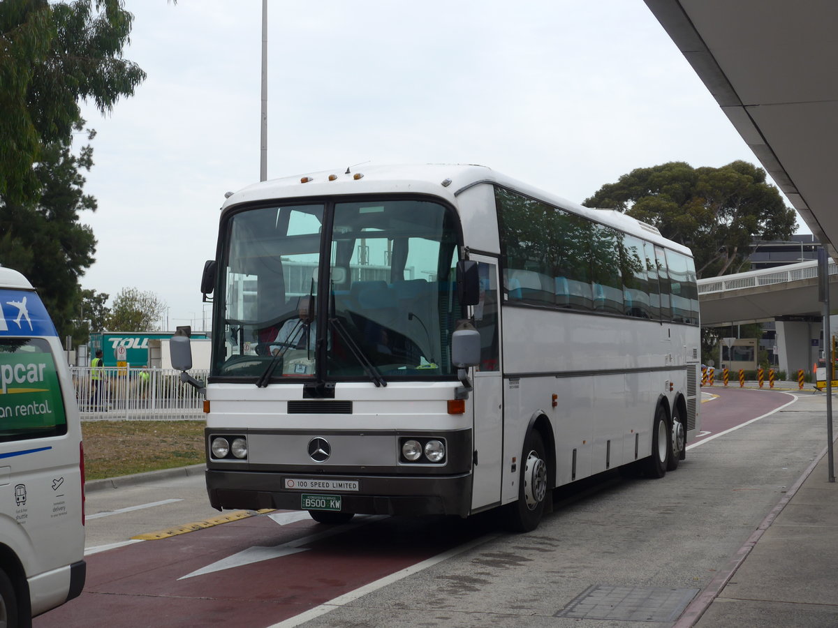(192'260) - Tours&Charter - BS00 KW - Mercedes am 2. Mai 2018 in Melbourne, Airport