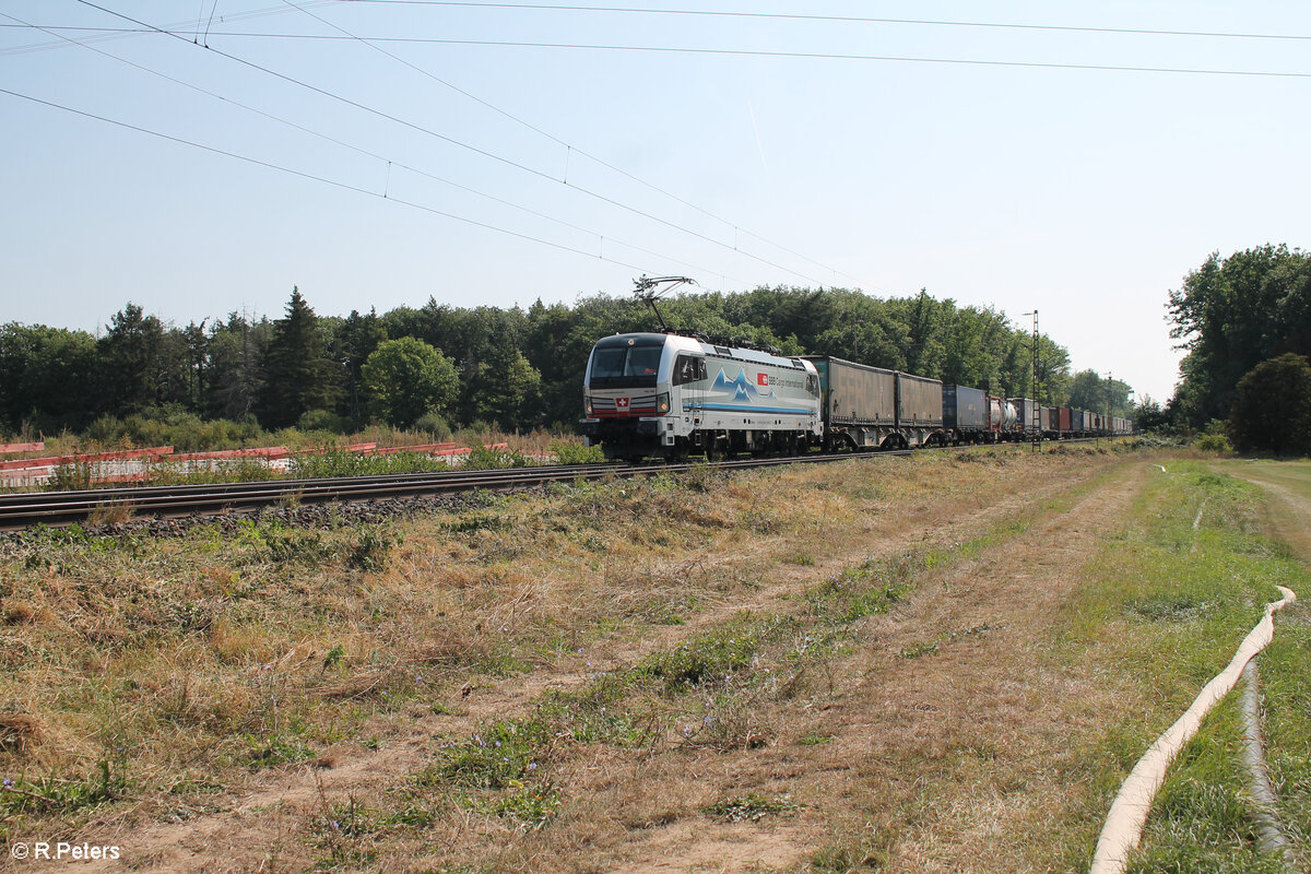 193 108  Bielersee  zieht mit einem AMBROGIO Zug durch die Netztrennstelle Mainz-Bischofsheim. 01.09.24