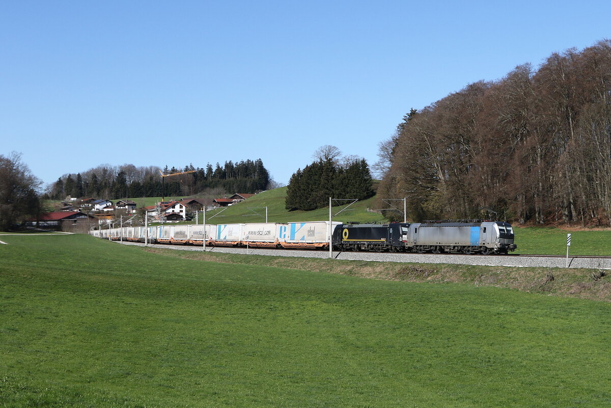 193 116 und 193 853 mit einem  EKOL-KLV  aus M�nchen kommend am 8. April 2025 bei Axdorf im Chiemgau.