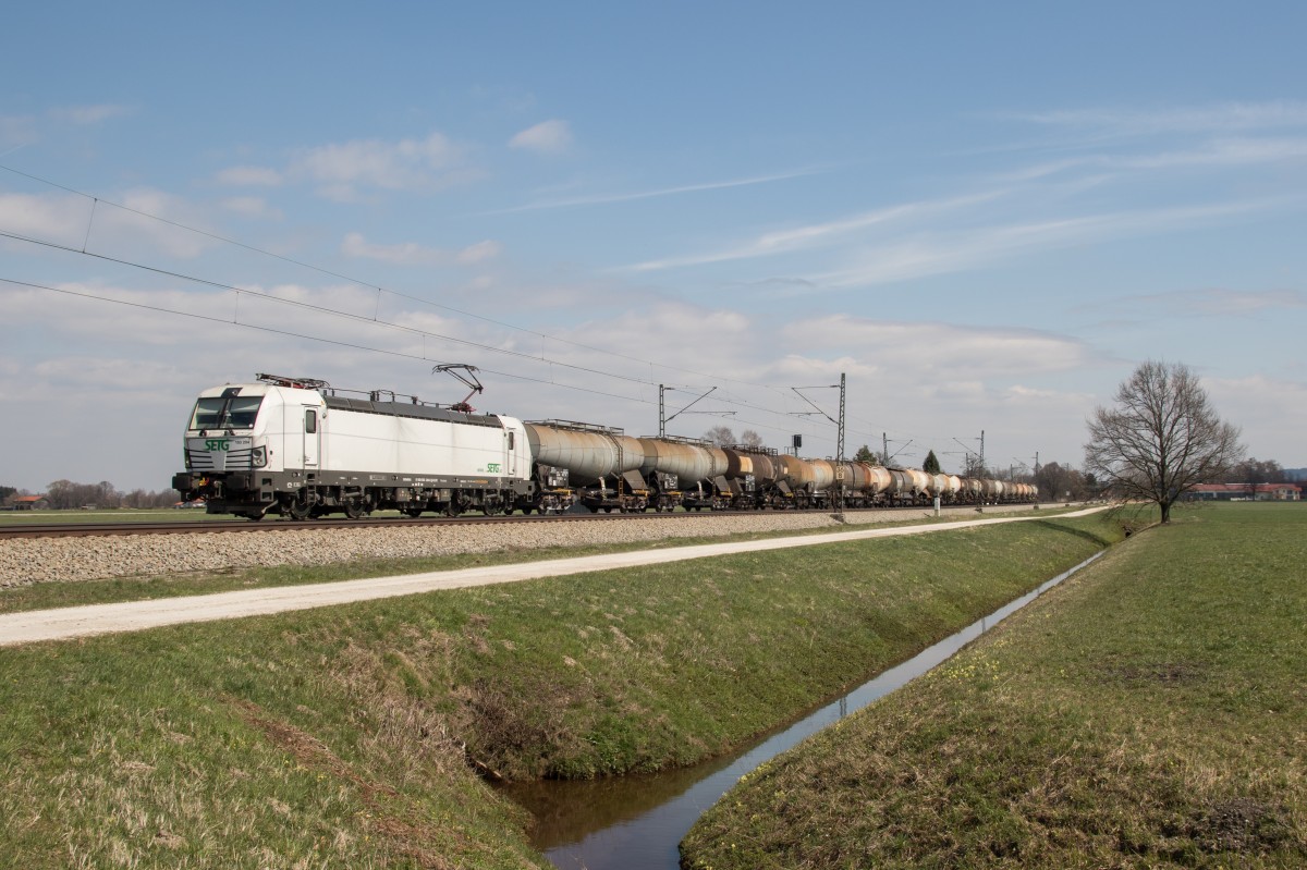 193 204-5 mit einem Knick-Kesselwagenzug aus Salzburg kommend am 8. April 2015 bei bersee