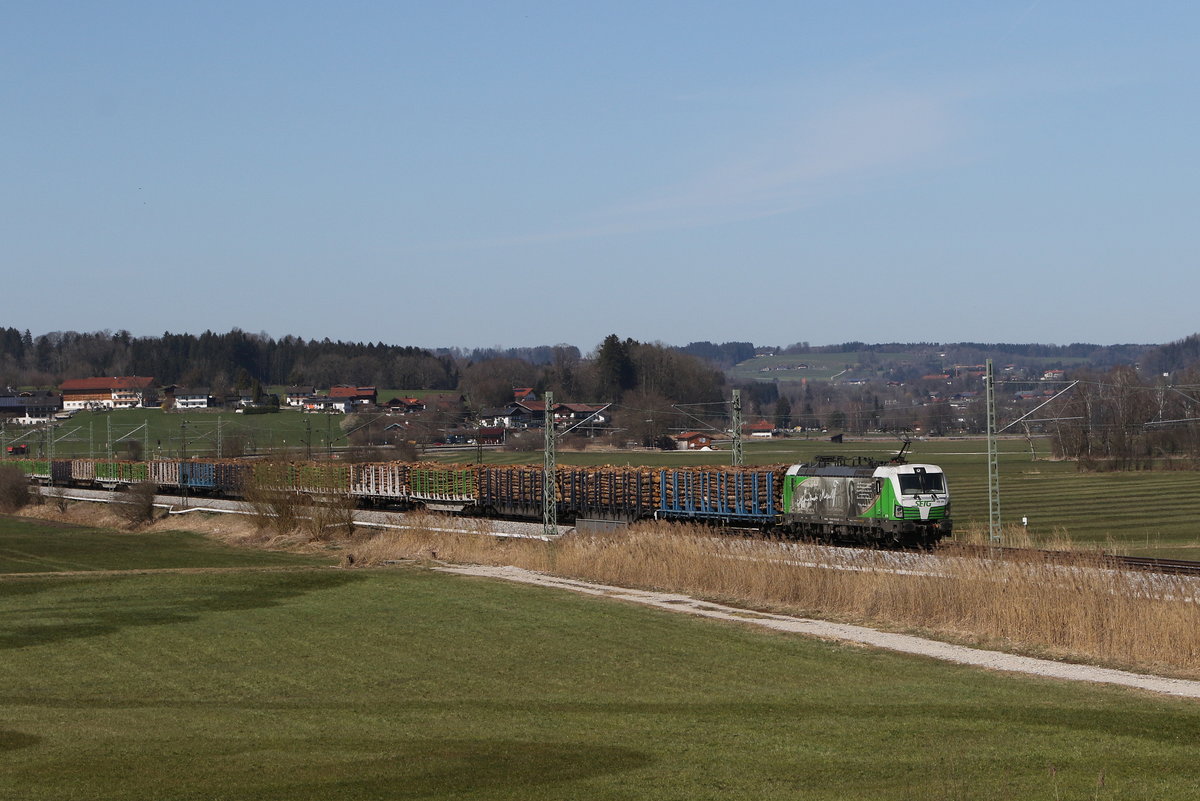 193 204  Mozart  war am 31. Mrz 2021 mit einem Holzzug bei Bernau am Chiemsee in Richtung Salzburg unterwegs.