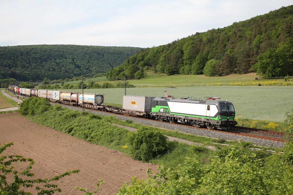 193 224-3 mit einem Containerzug am 14. Mai 2015 bei Harrbach im Maintal.