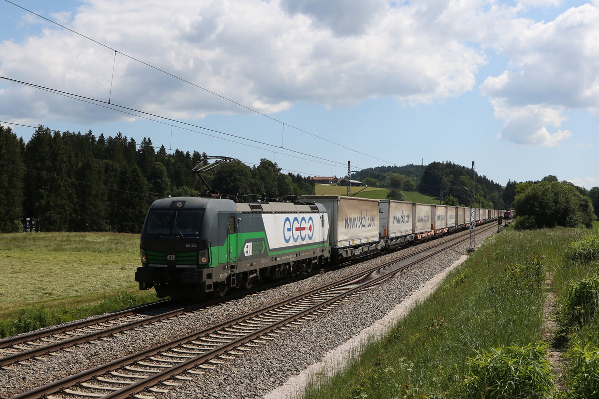 193 225 mit dem  Ekol  aus Salzburg kommend am 2. Juni 2020 bei Grabenst�tt im Chiemgau.
