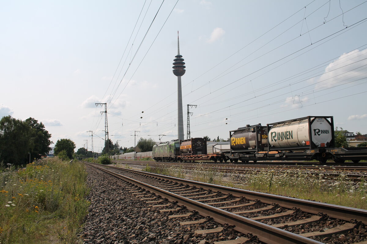 193 234  Grüner Offroad  zieht mit einem KLV Zug durch Nürnberg Hohe Marter. 24.07.24