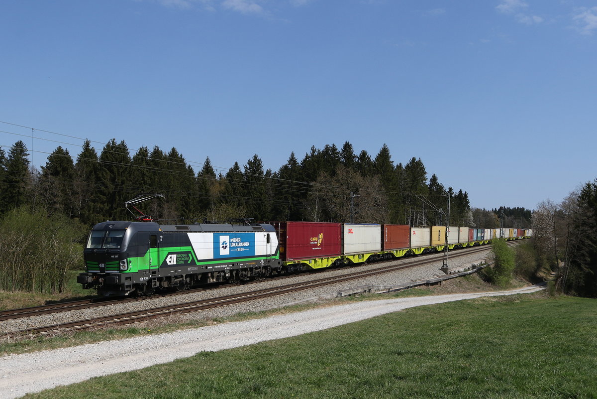 193 237 der  Wiener Lokalbahn Cargo  mit einem Containerzug aus Salzburg kommend am 12. April 2020 bei Grabenst�tt am Chiemsee.