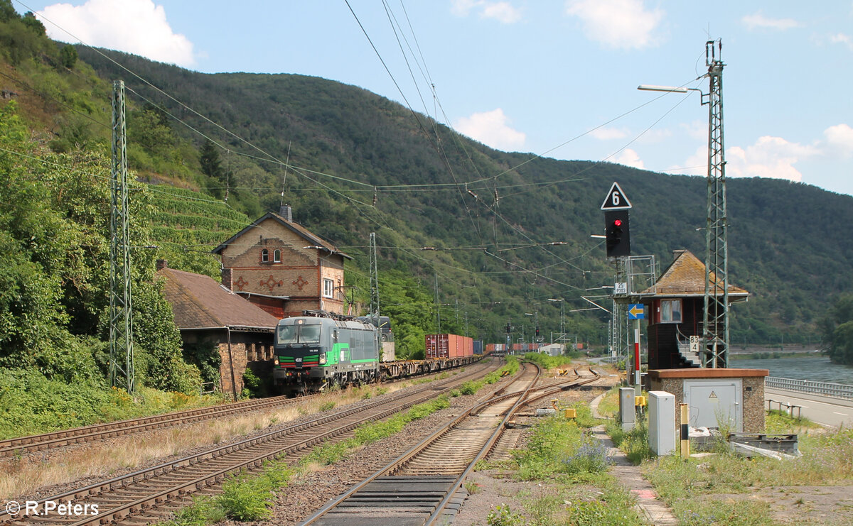 193 259-9 durchfährt Kaub mit einem Containerzug. 20.07.24