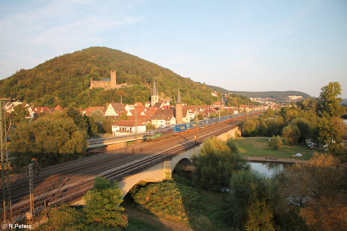 193 274  We Love to Connect  durchfährt Gemünden mit einem Wechselpritschen Zug. 01.09.24