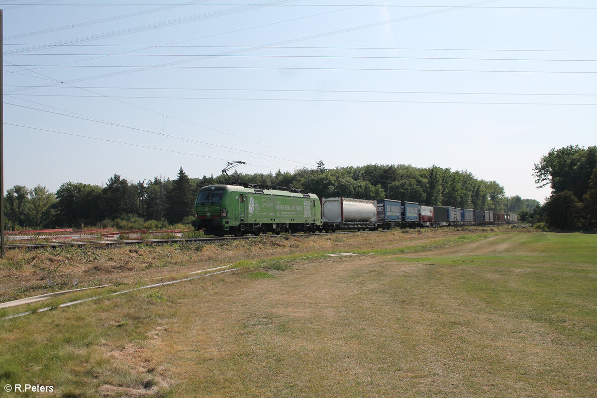 193 281-3  Green Deal on Track  zieht mit einem KLV-Zug an der Netztrennstelle Mainz-Bischofsheim in Richtung WEsten. 01.09.24