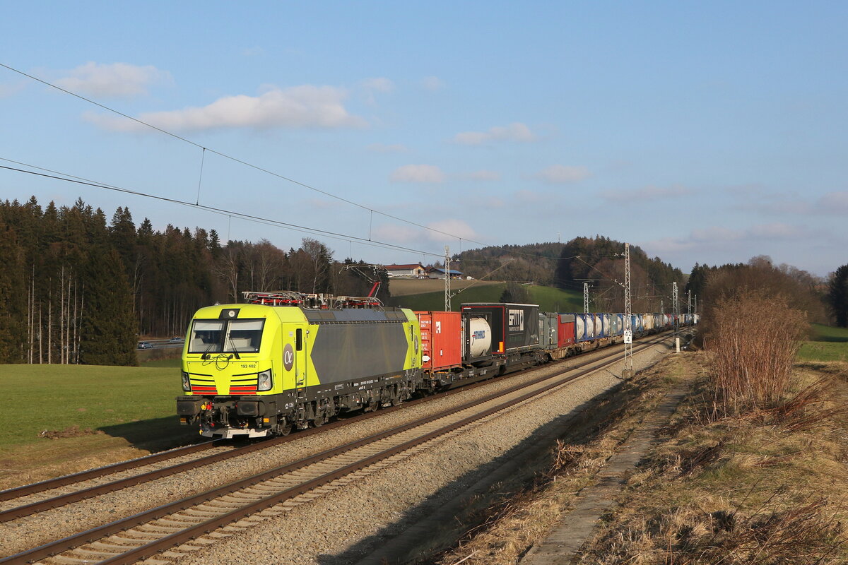 193 402 von  ALPHA TRAINS  mit einem  KLV  aus Salzburg kommend am 12. Februar 2023 bei H�tt im Chiemgau.