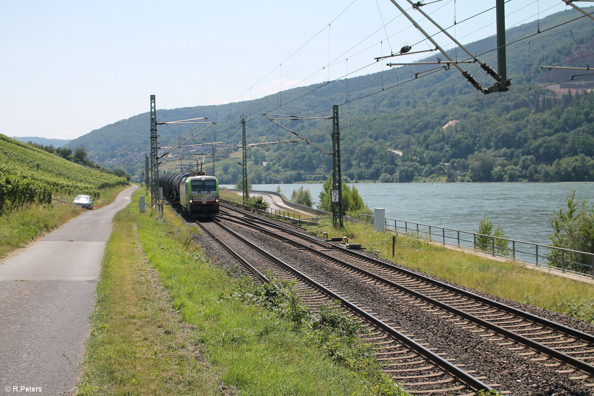 193 402 zieht vor Lorch am Rhein ein Kesselzug in Richtung Norden. 20.07.24