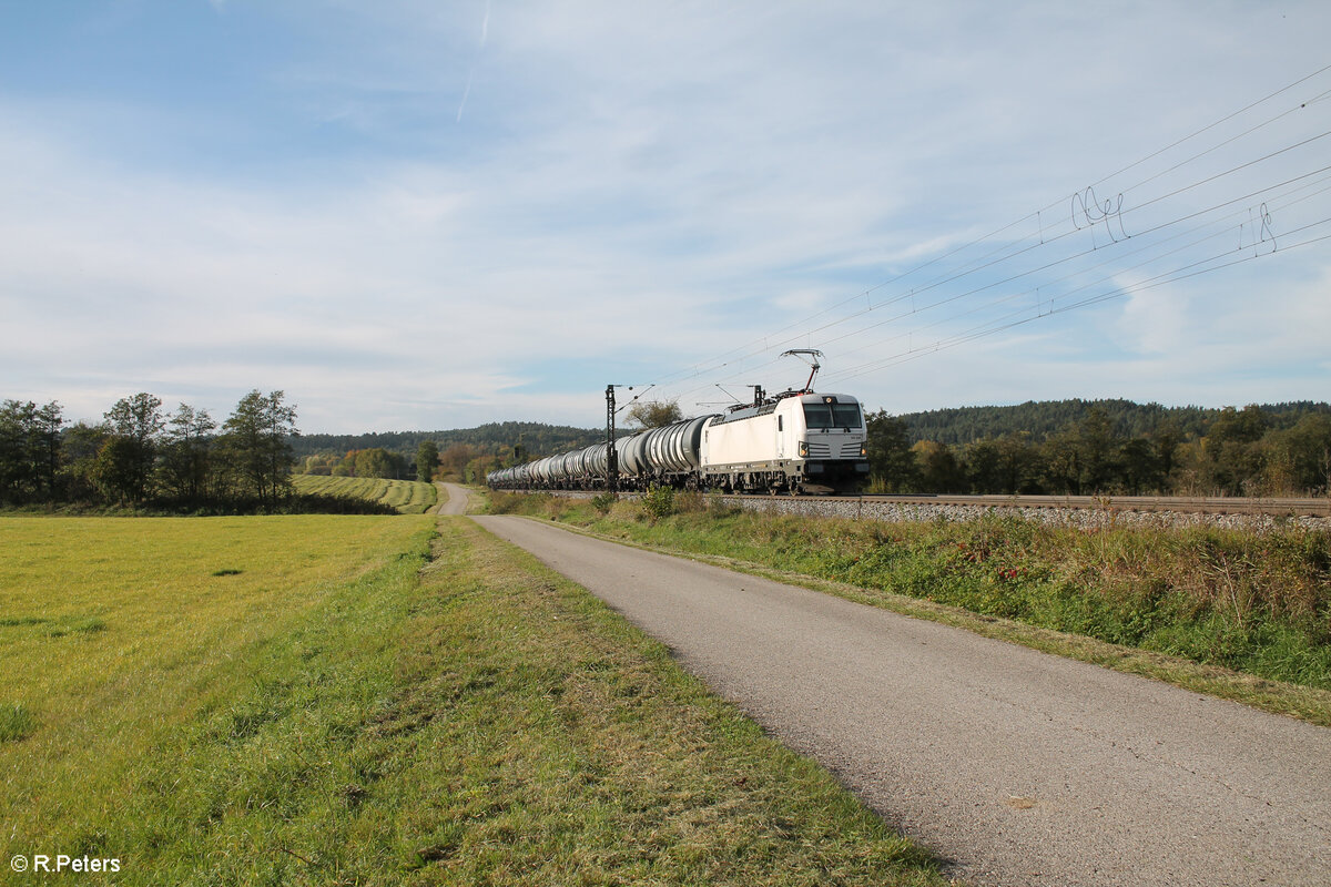 193 429-8 zieht mit einem Kessel bei Pölling in Richtung Süden. 17.10.24