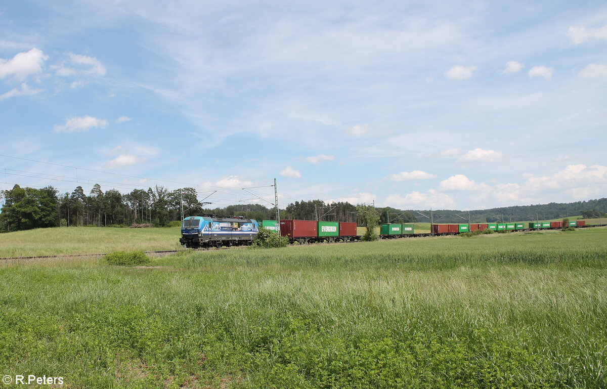 193 485 zieht bei Oberdachstetten ein Containerzug in Richtung Norden. 08.06.24