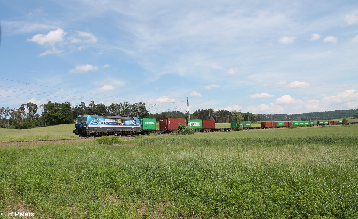 193 485 zieht bei Oberdachstetten ein Containerzug in Richtung Norden. 08.06.24