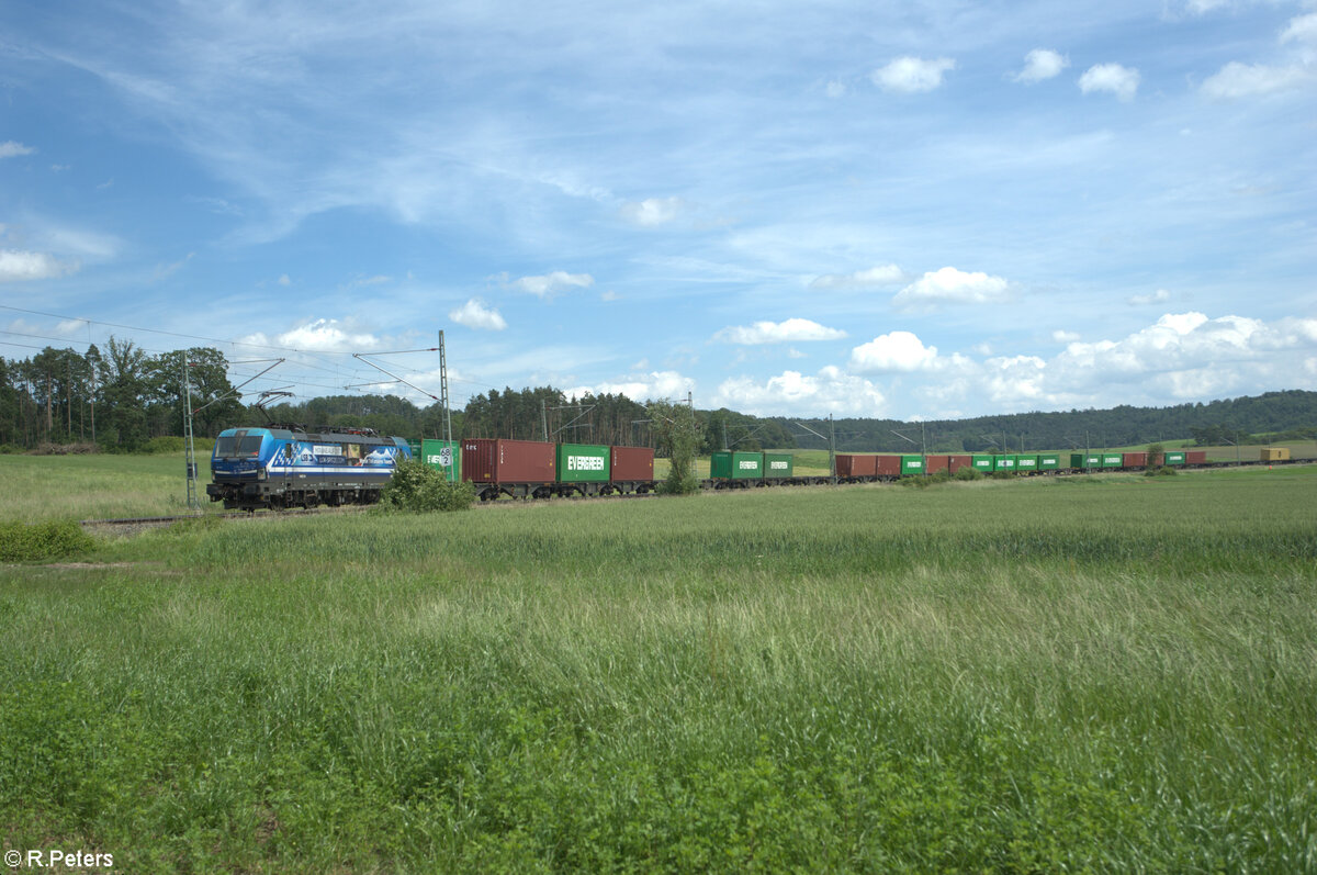 193 485 zieht bei Oberdachstetten ein Containerzug in Richtung Norden. 08.06.24