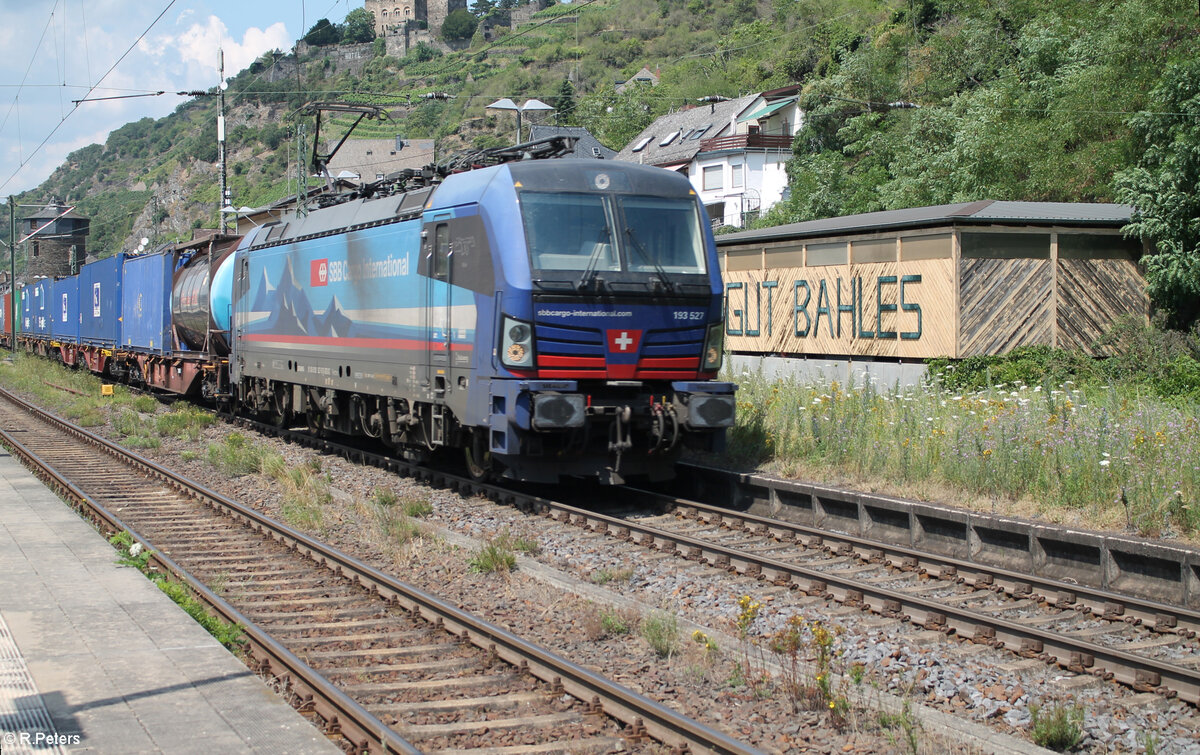 193 527 zieht ein LKW-Walterzug durch Kaub in Richtung Süden. 20.07.24