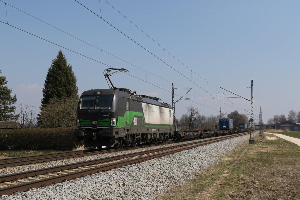 193 725 war am 3. April 2020 mit dem  Walter-Zug  bei �bersee am Chiemsee in Richtung M�nchen unterwegs.
