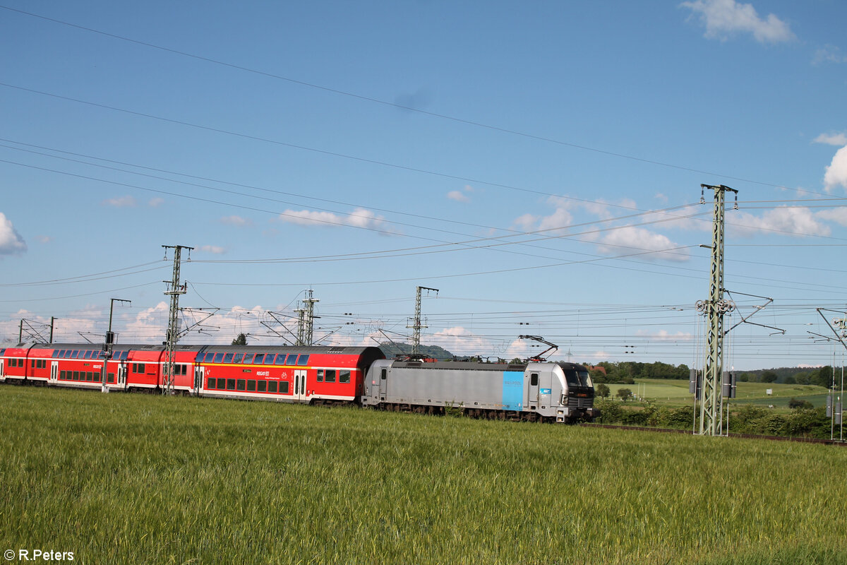 193 805 zieht den RE 19 bei Ebernsfeld. 20.05.24