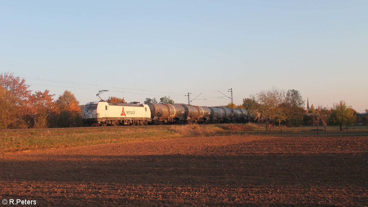 193 813-3 zieht bei Thüngersheim ein Kesselzug in Richtung Gemünden. 13.10.18